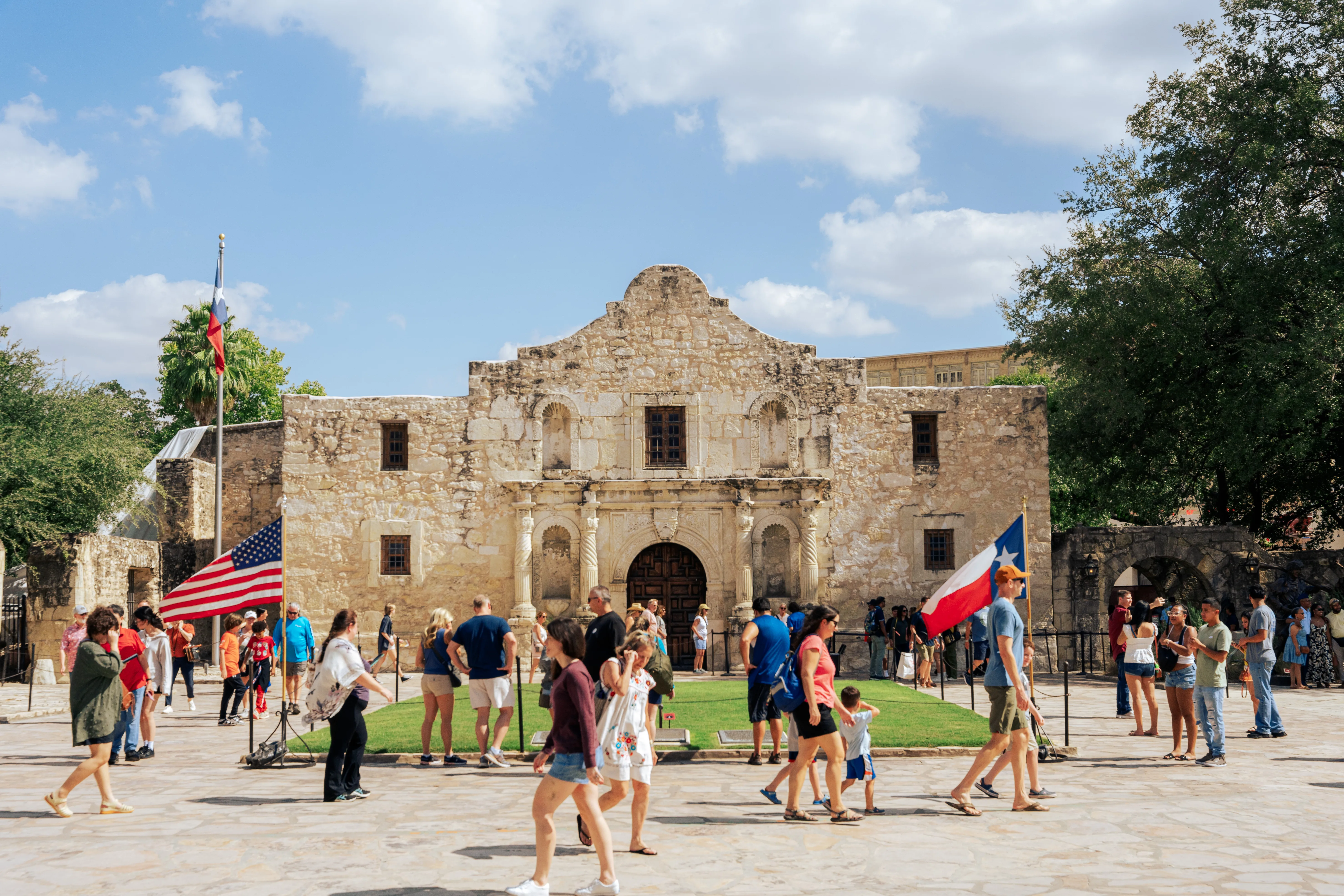 Families visiting the Alamo during a San Antonio family vacation