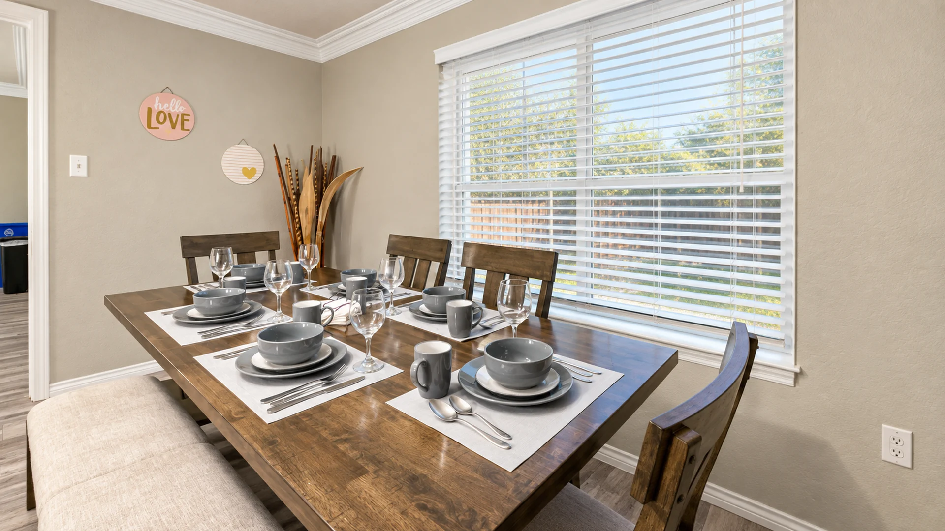 Dining space for families and groups at Glampstead Retreat